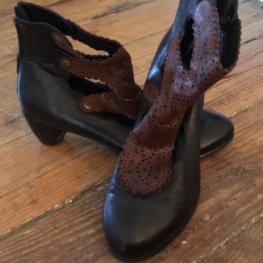 Eyelet leather two toned open boots